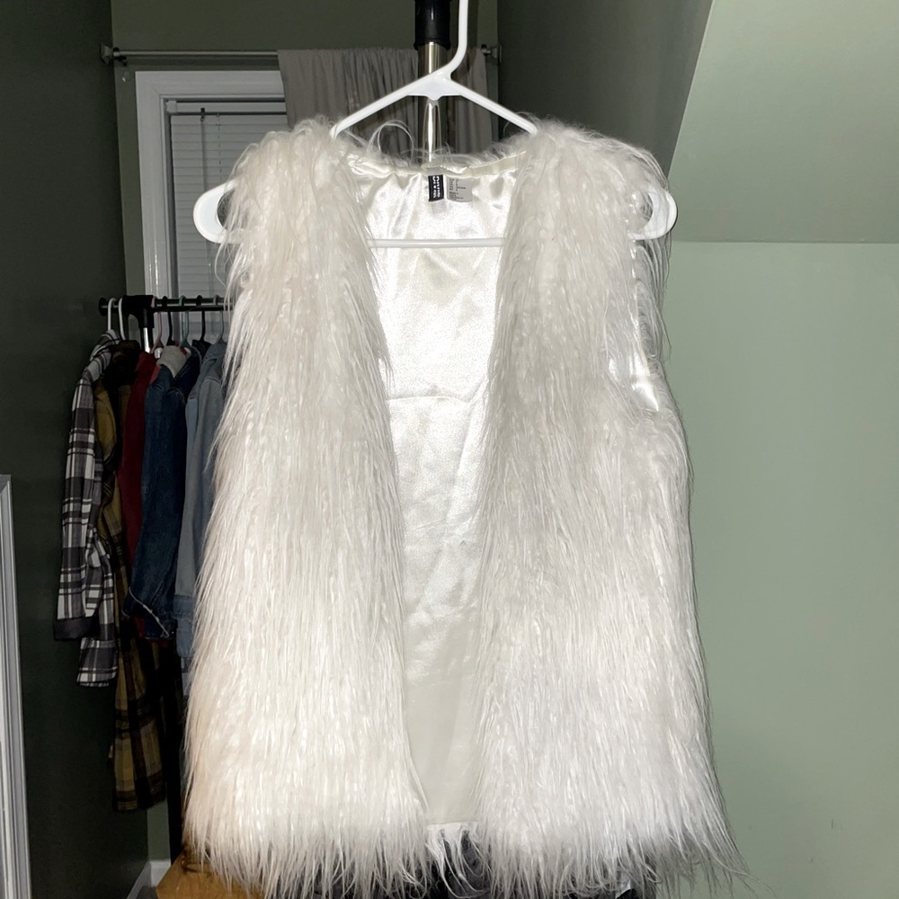 Women’s fancy white fur vest size medium
